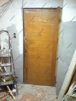 Перетяжка входной деревянной двери новым дермантином. Часть 1
